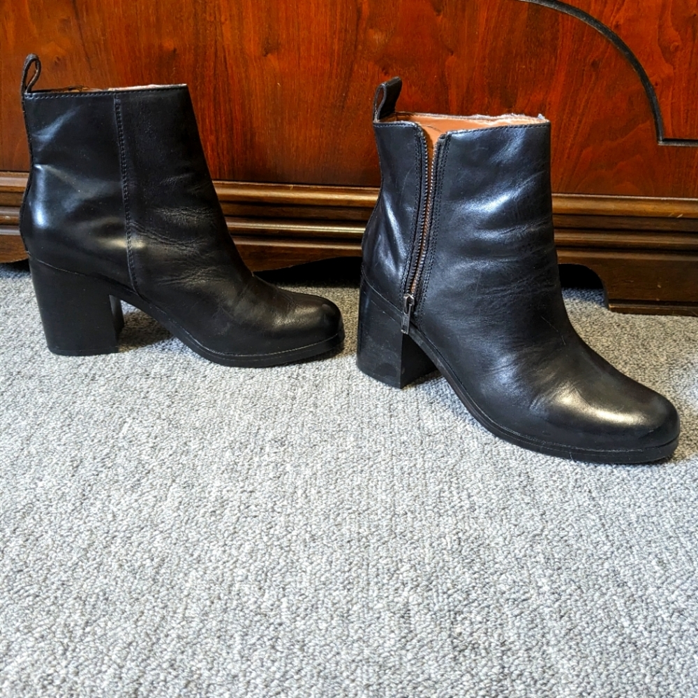 Gap black heeled zip up bootie